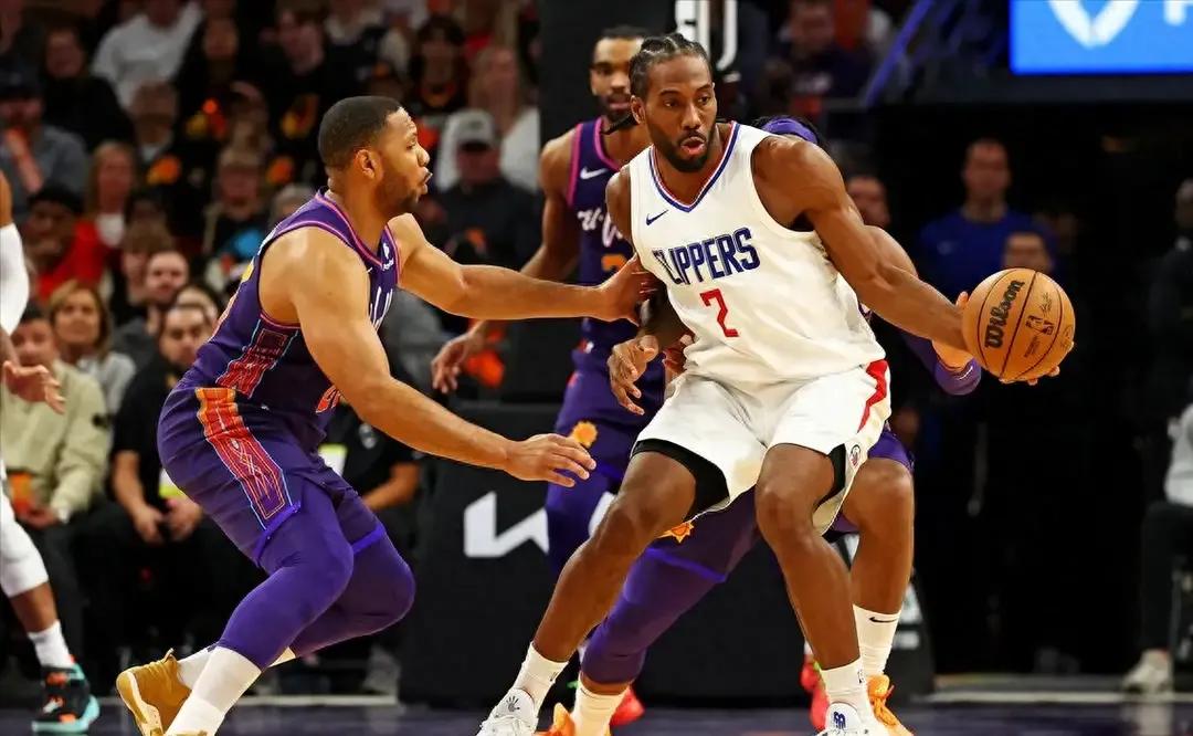 烟雾弹吗，小卡膝盖依然肿胀，能赶上季后赛，还好签约凯琼斯。
第一，快船随队记者报