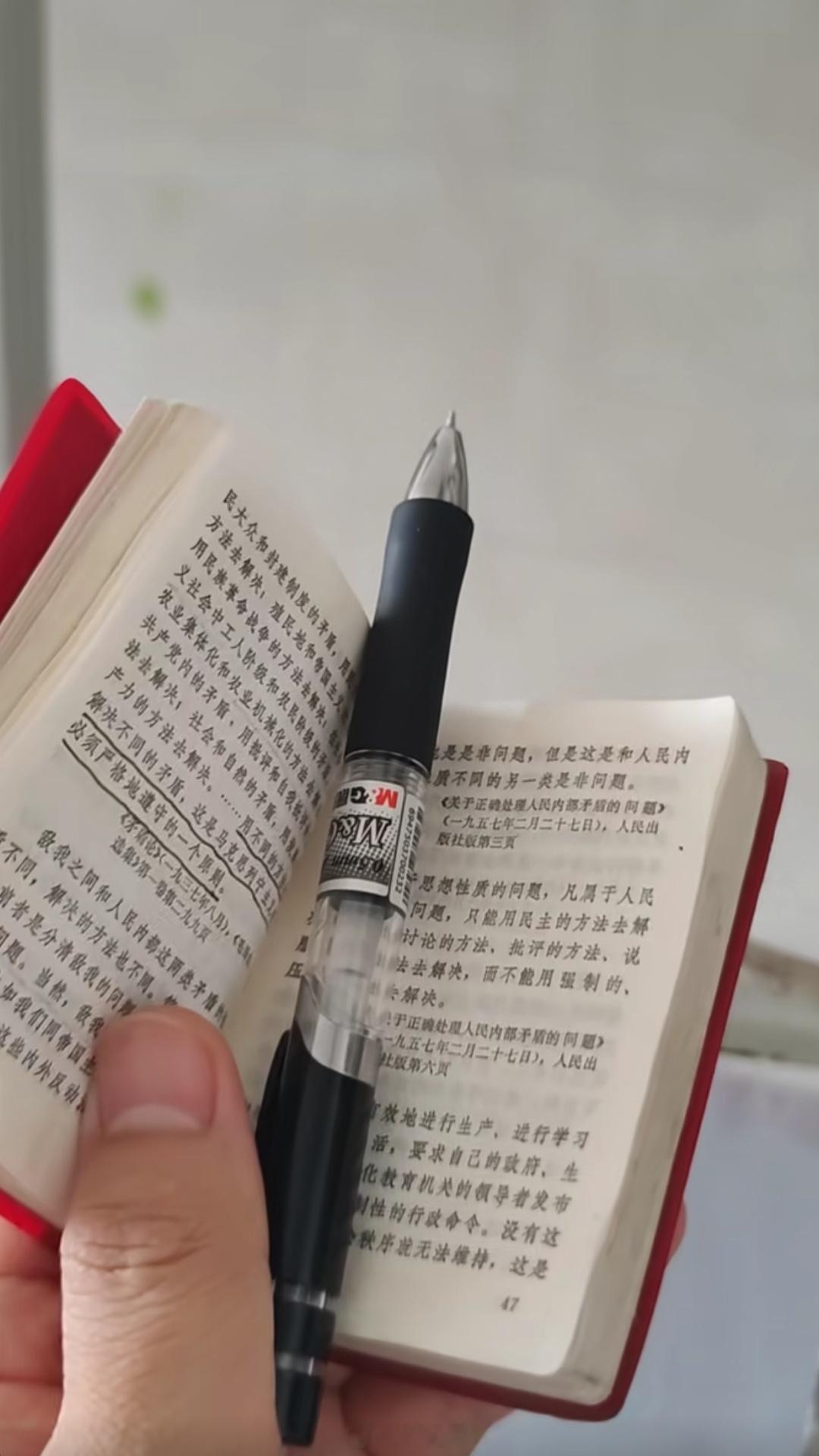刷到山东一位老师发的视频。午休时间，他去男生宿舍巡查，发现一个学生床头放着一本红