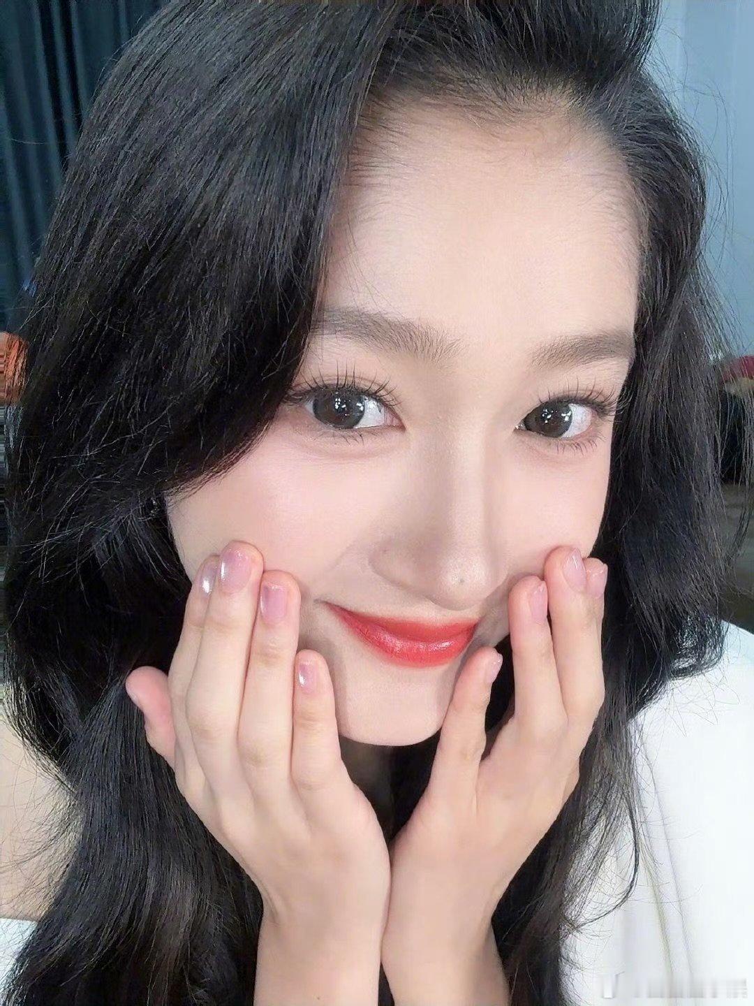 关晓彤晒新美甲live图关晓彤做了新美甲 看到关晓彤晒新美甲live图，她用不同