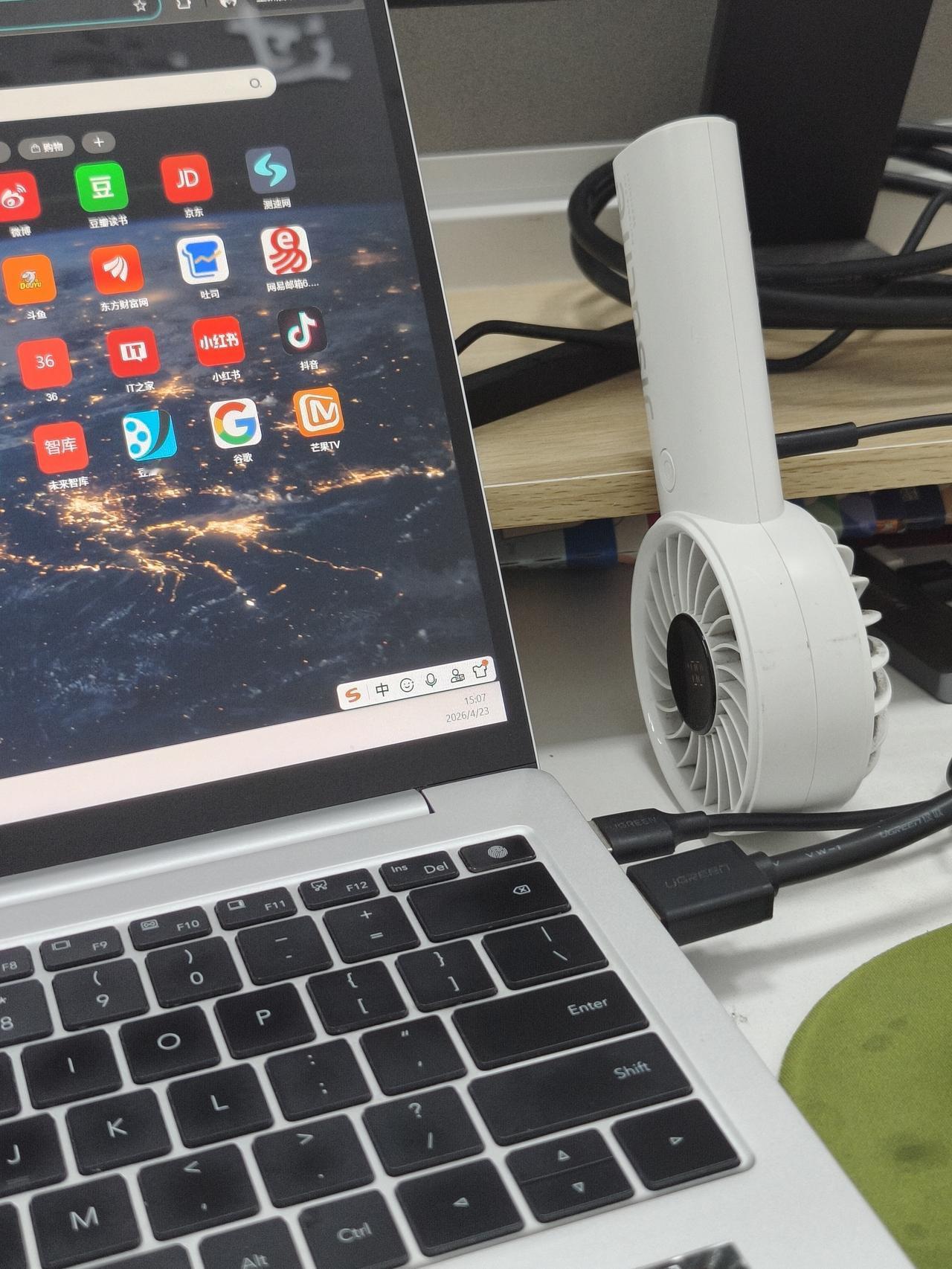 老电脑只能这样子散热了
两个瓶盖垫高好散热点，散热跟不上了还得用小风扇吹[捂脸R