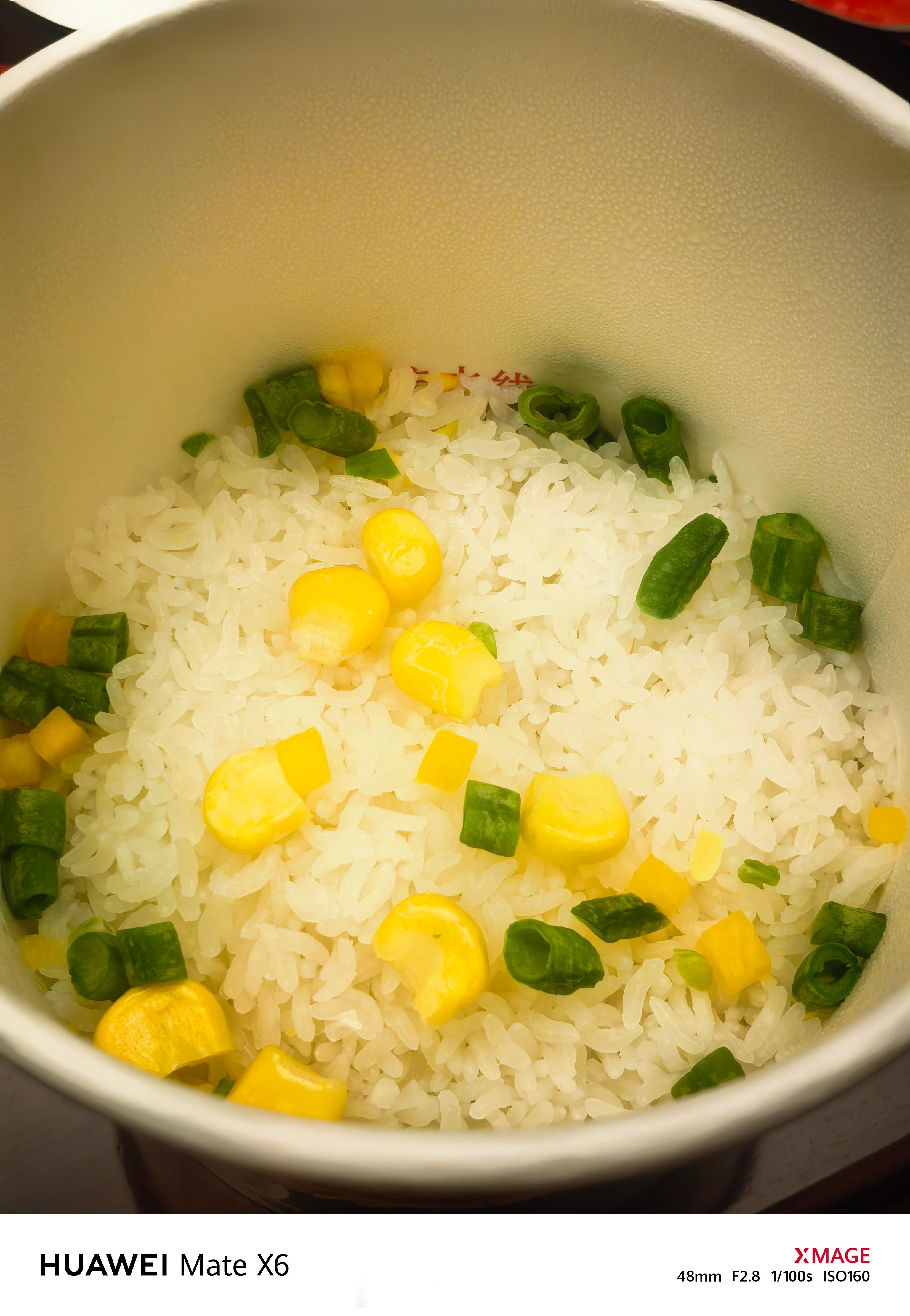 加开水八分钟，这海底捞冲泡米饭口感不赖嘿，以后户外干活选它了