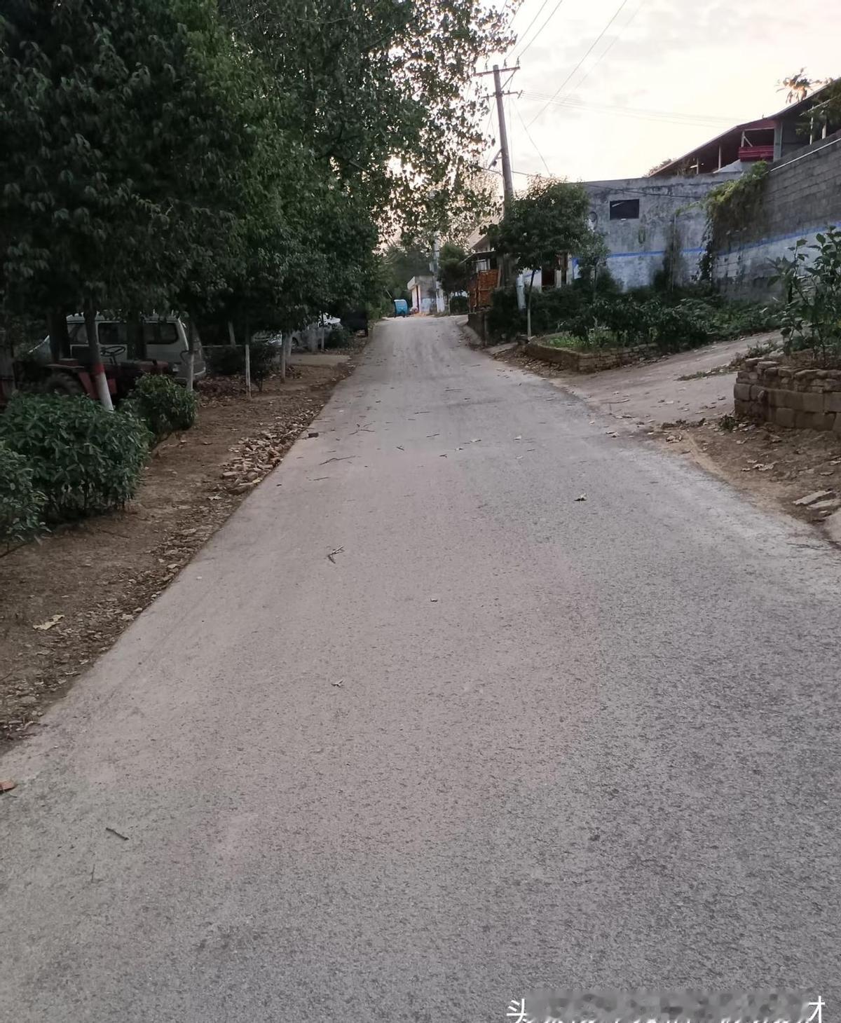 亲弟弟宁愿把老家房子卖给外姓邻居，也不肯留给亲大哥，这事儿在村里直接炸开了锅！