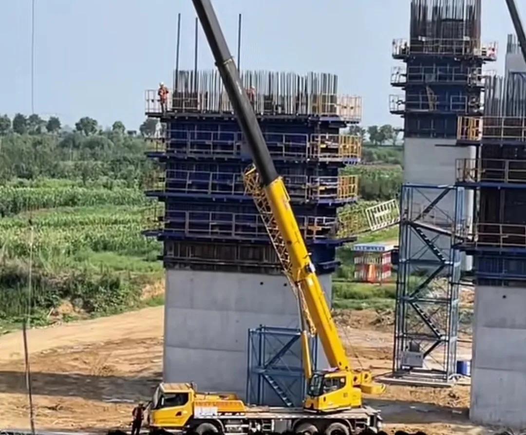 7月21日，豫鄂两省襄阳至南阳新野县高速路湖北朱集段主桥墩进展过半，施工现场30
