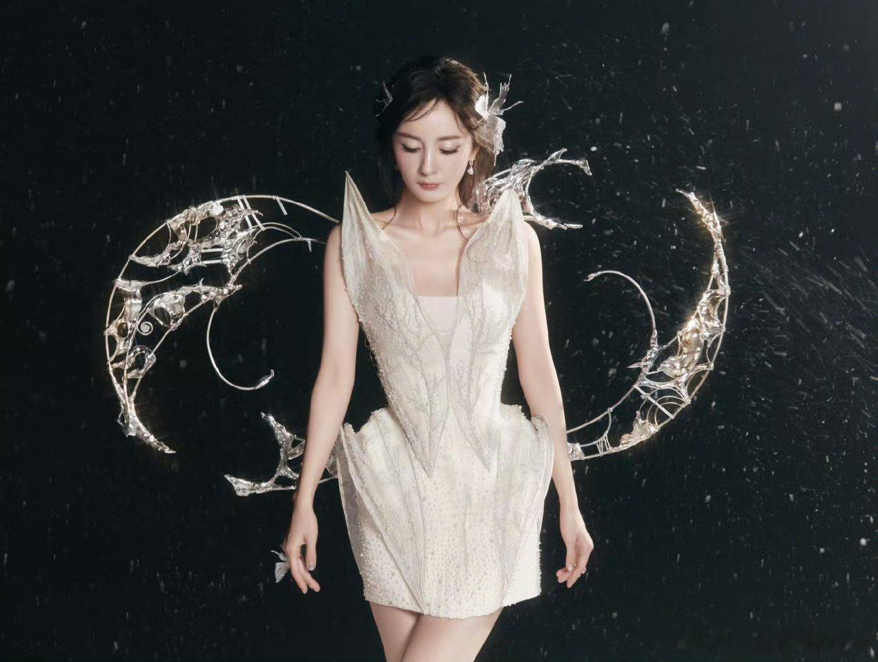 杨幂王者荣耀共创之夜演绎Rahul Mishra 2025秋冬系列的白色刺绣短礼