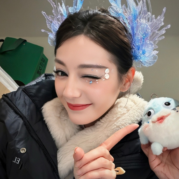 迪丽热巴人鱼公主 流光渐变蓝裙搭配温柔波浪卷，好美！ 