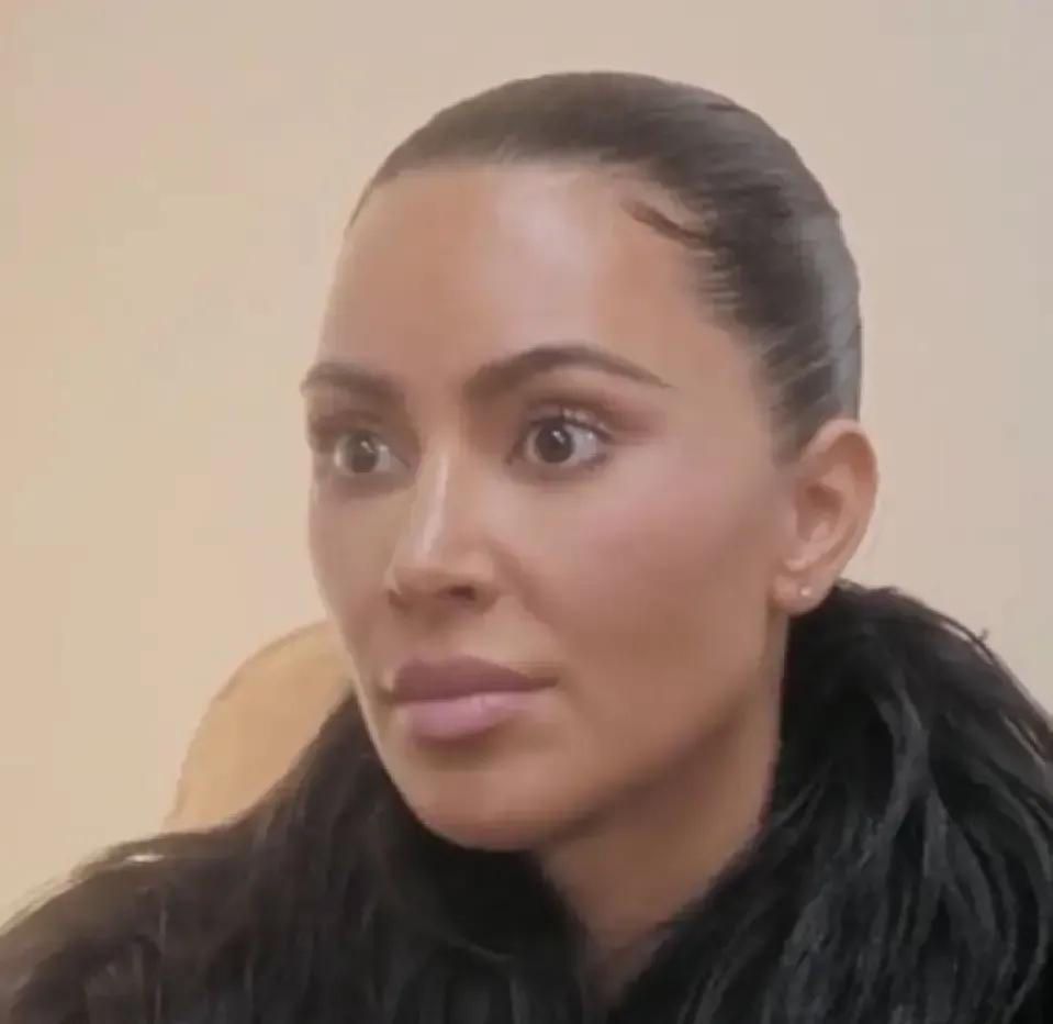 金·卡戴珊在真人秀里把脑袋塞进fMRI机器，屏幕出来一片暗区，医生指着前额叶说这