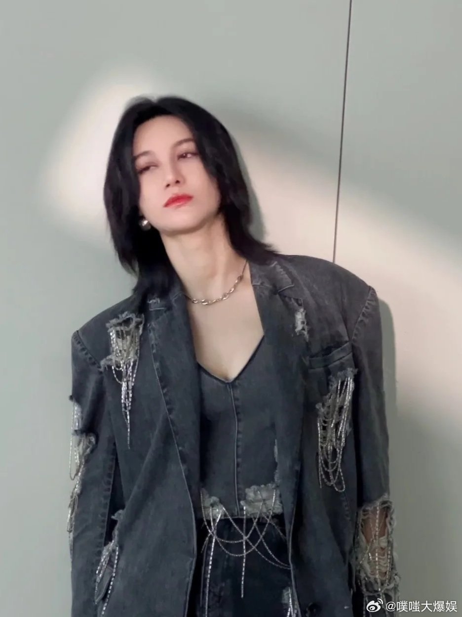 尚雯婕用两个月研究李佳琦伦敦合伙人为改良海外直播形式，尚雯婕下足苦功，两个月时间