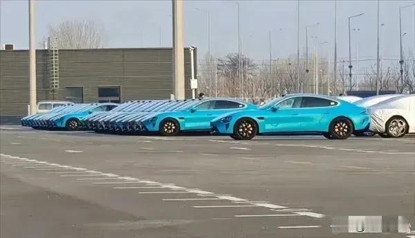 小米汽车卖疯了，还没有价格出来就造了一大批库存车，看来是要把新势力新能源车全部干