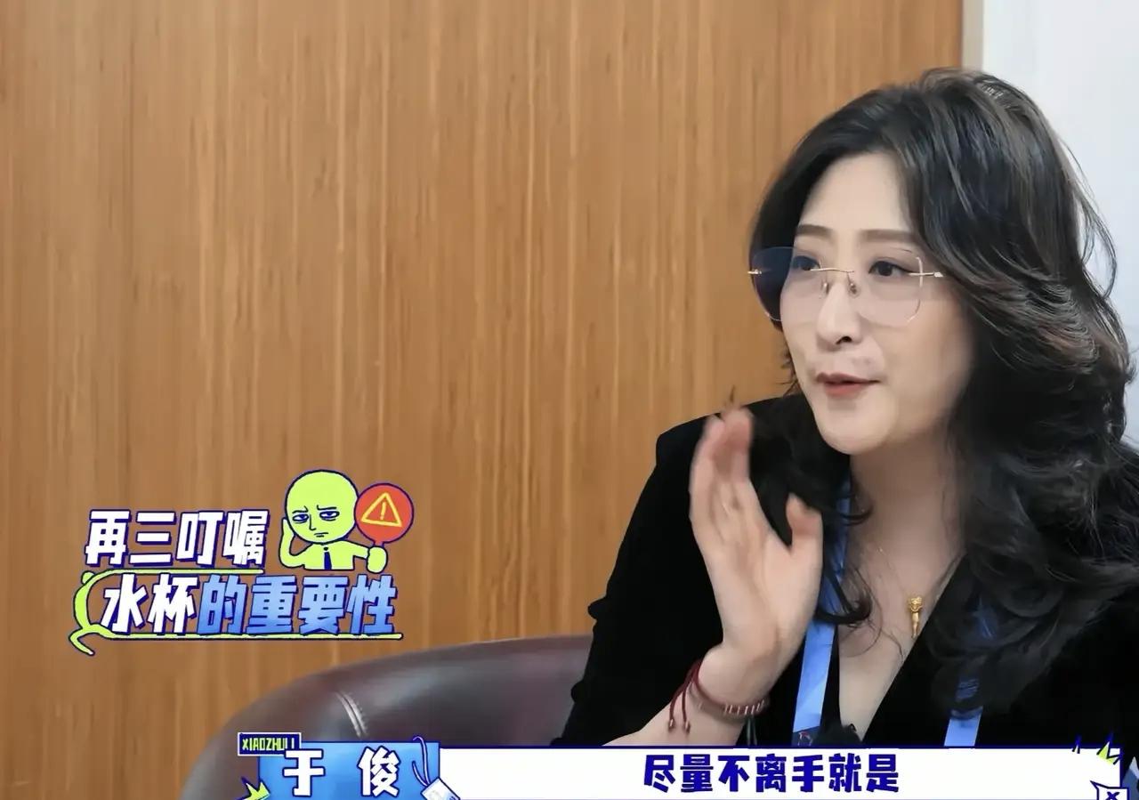 陈丽君真的蛮难伺候的，水杯竟然还要求助理不可以离手，不给其他人捧，让李乃文也很不