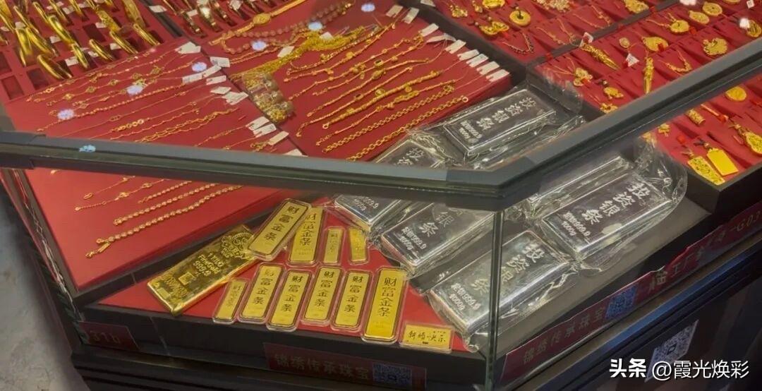 深圳水贝实时黄金报价

来看看，晚上8点钟水贝黄金零售报价是多少钱一克了？

水