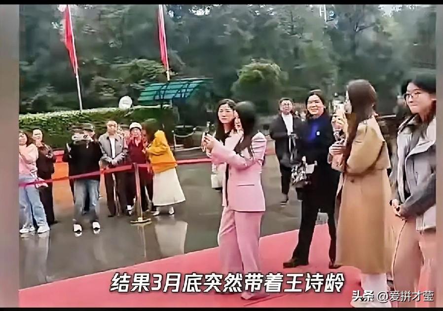 李湘瘦成第二个贾玲！低调现身韶山和女儿献花，穿粉西装比王诗龄还嫩，沉寂两月李湘韶
