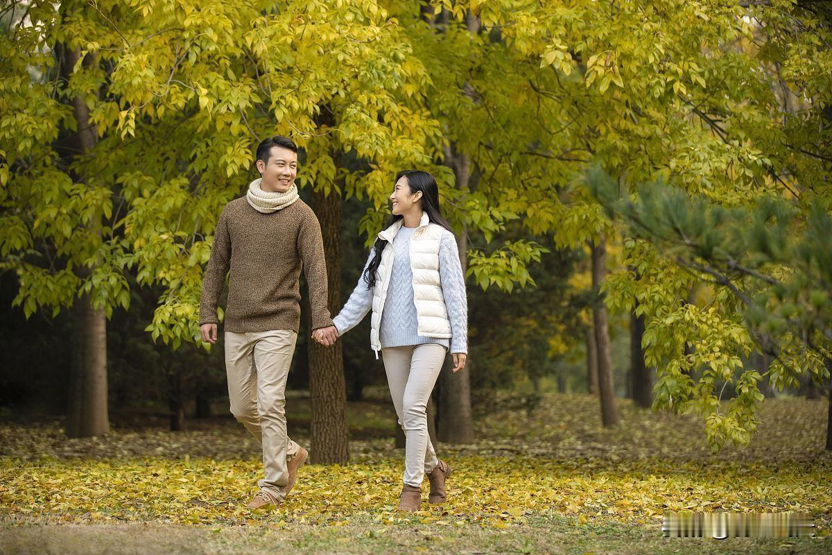 鹧鸪天：情人节感怀
梦见情人尚作诗，春光绮丽惹君痴。桃花湖畔迎酥雨，青石桥边拂柳