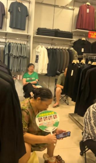 好好的女装店直接变成中老年免费茶室，人挤人堵死过道，想买衣服的客人根本不敢踏进来