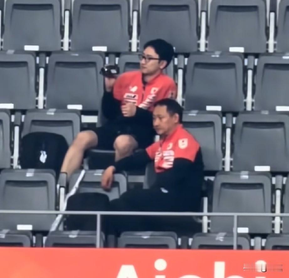 张本宇也来看亚运会女单决赛了！

看得出这次他低调很多，没有坐在下面的教练席位，