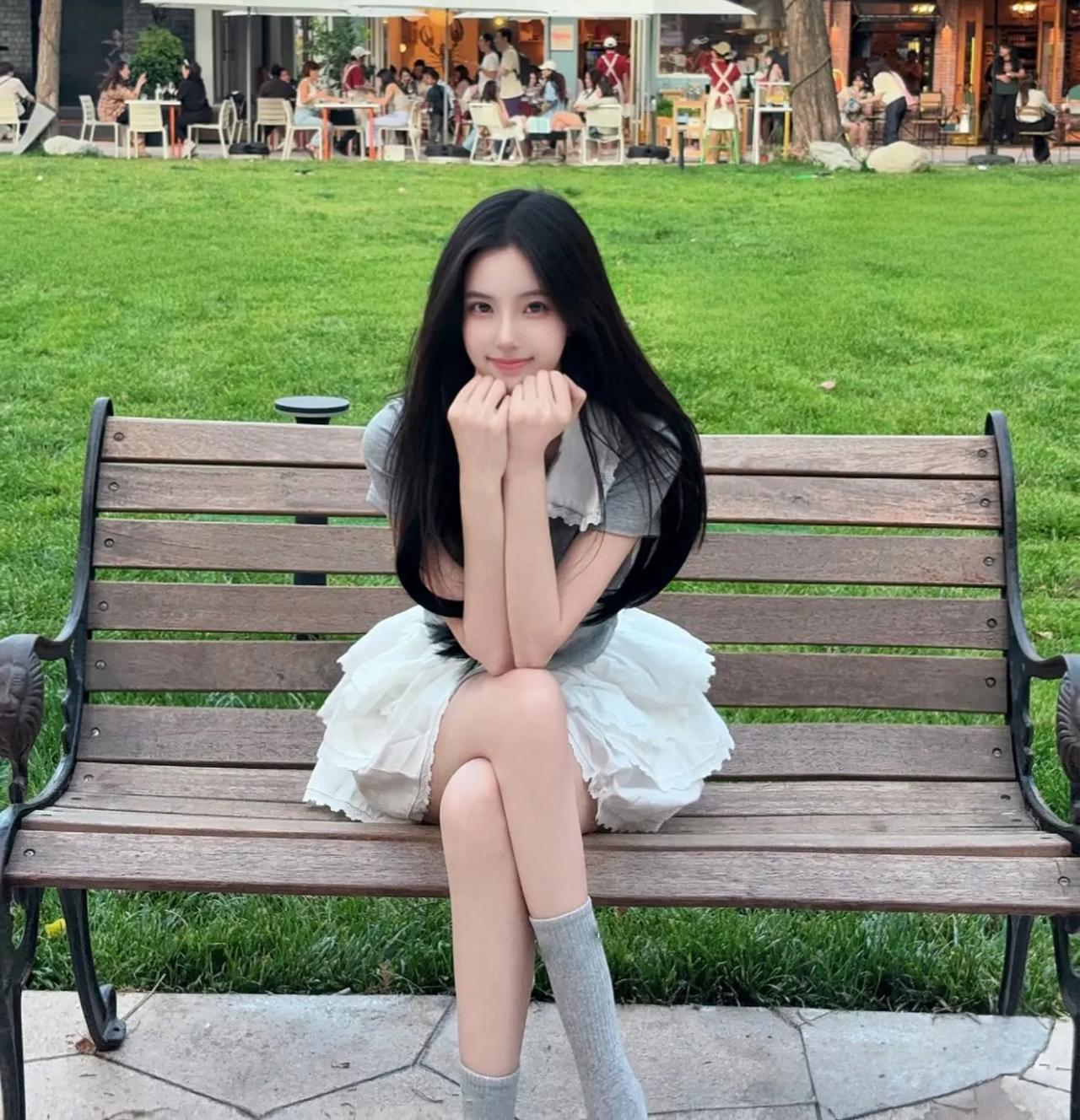 少女心爆棚的公园长椅，甜美笑容，梦幻白裙，阳光洒落，美好时光