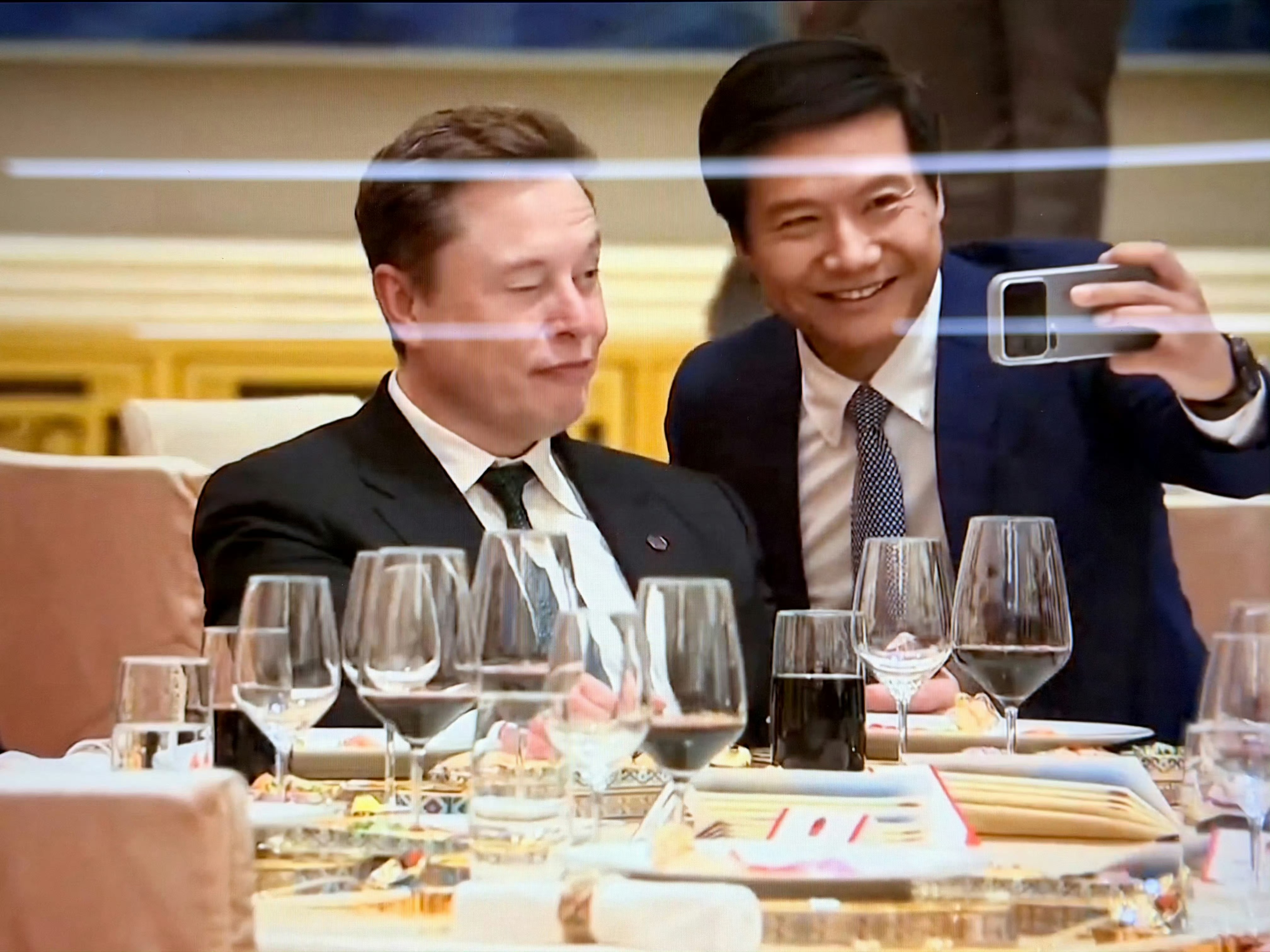 雷军马斯克合影从昨晚已经开始看到网络上有各种各样的调侃的说法，不过这不恰恰说明雷