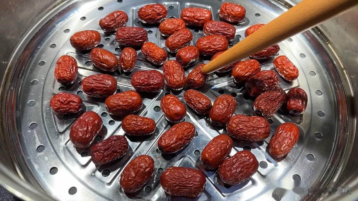 红枣上锅里蒸一蒸，太厉害了，连续一周，真的好看了，老中医厉害
红枣蒸一蒸，七颗红