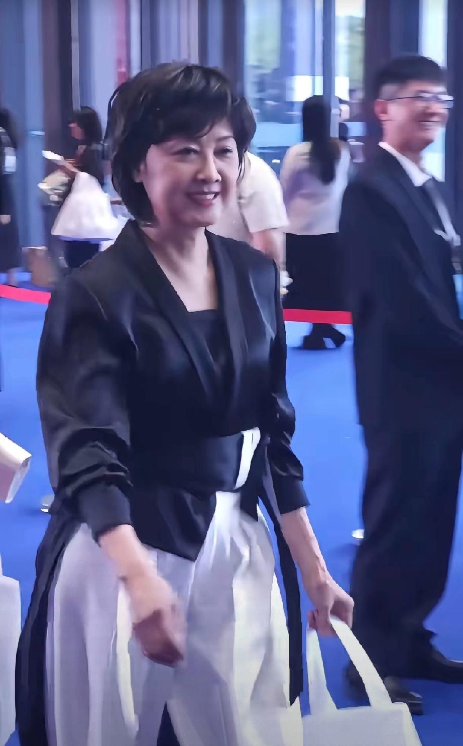 朱琳林芳兵同框太绝！73岁状态碾压众人，岁月从不败美人
 
  73岁朱琳一出场