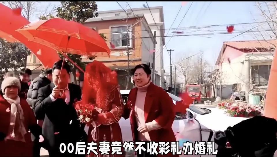 别样彩礼藏温情，十六箱酒酿醇香，十六个大馍寄圆满，半扇肥猪载丰饶。不慕金玉重心意