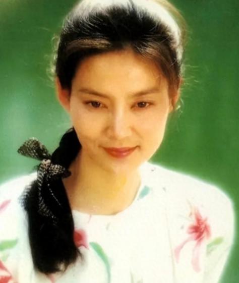 1979年，刚结婚1年的潘虹，出轨了导演杨延晋。杨延晋的妻子洪融可不是省油的灯，