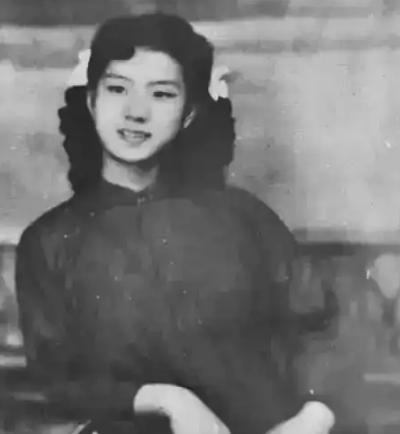 1949年，中央派人寻找烈士博古之女，才知她13岁就被卖到重庆当丫鬟，找到时她正