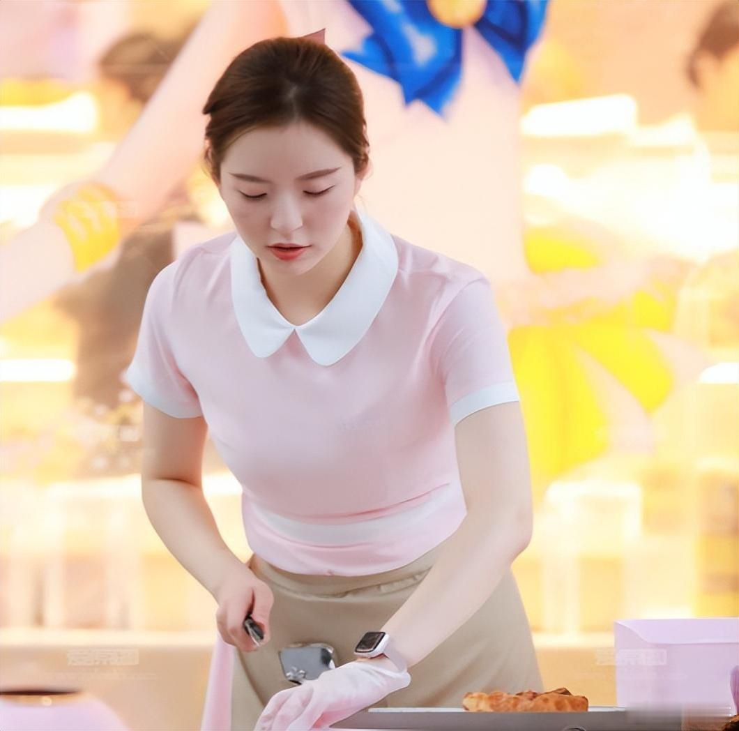 面包蛋糕店应聘服务员，颜值第一位，这有什么讲究吗？[哈哈] ​​​