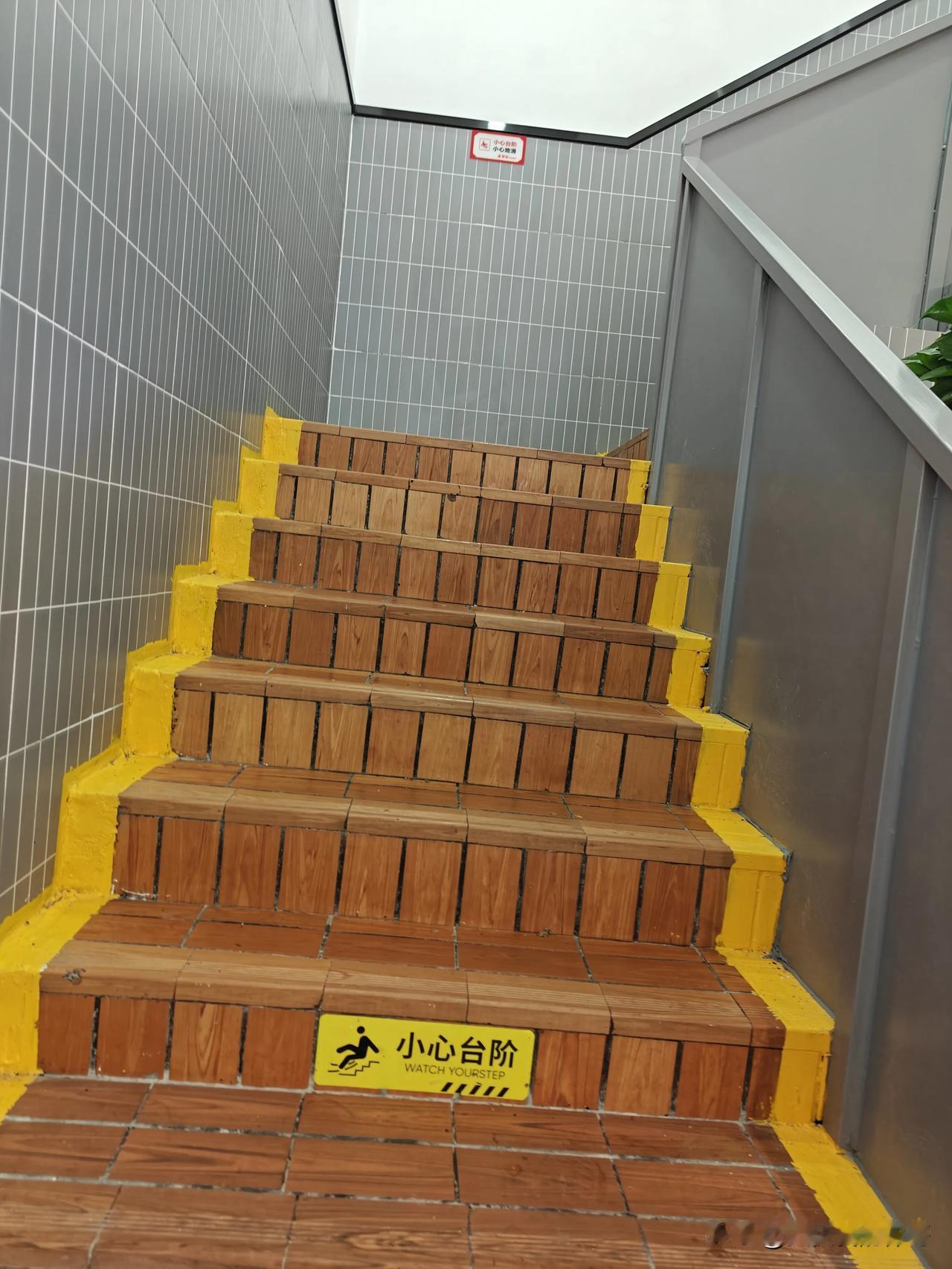 论实用还是这种砖好，但是它却被时代所抛弃了。
以前的肯德基风格，后来很多开餐饮店