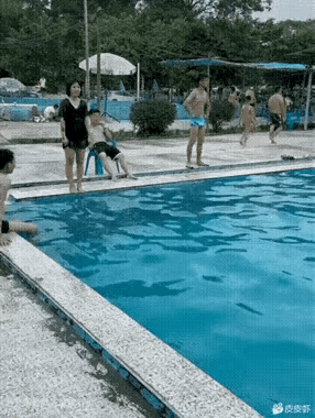 妹子这蛙泳姿势，才是最标准的！估计连青蛙来了，也得直呼内行。