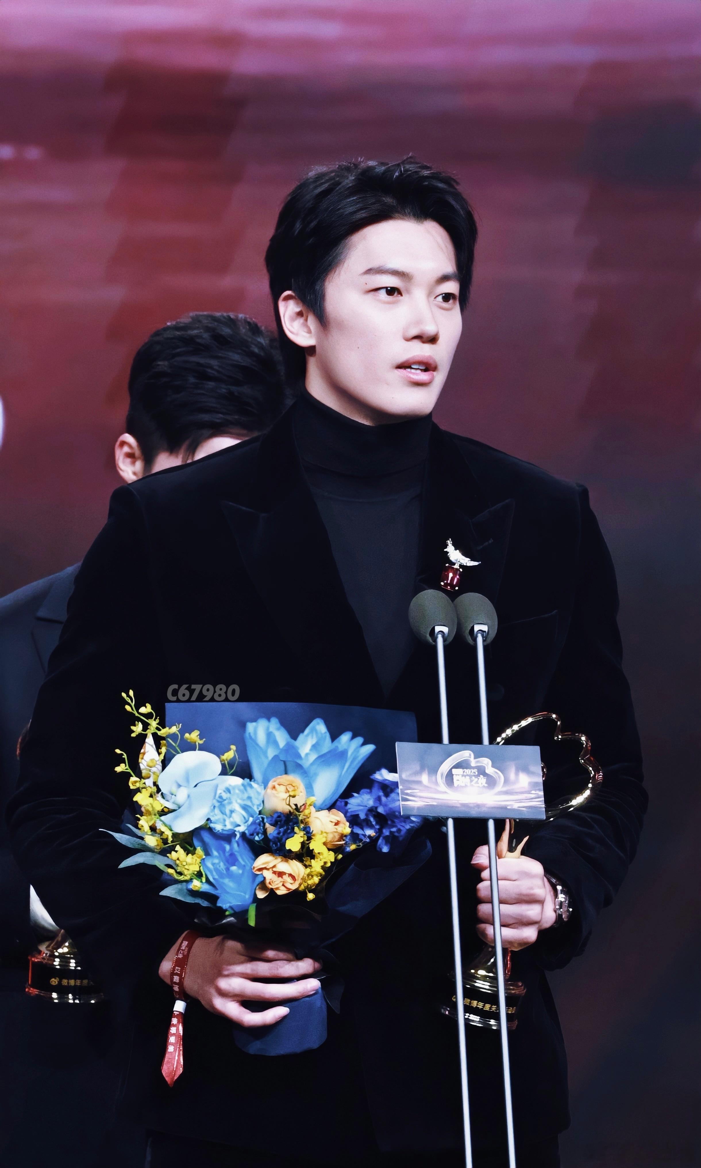 顺顺没有一颗痣不美全黑高领眼皮上的那颗痣显得更加突出了 