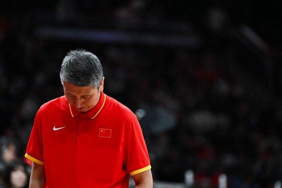 连日本二队都打不过，亚运会竟连块铜牌都摸不到，中国男篮这次彻底输光了底裤！面对漫
