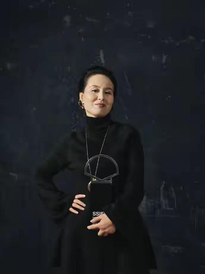 一个靠电影《监狱来的妈妈》
获奖，一个靠回忆录《万物自然生长》获奖，获奖密码惊人