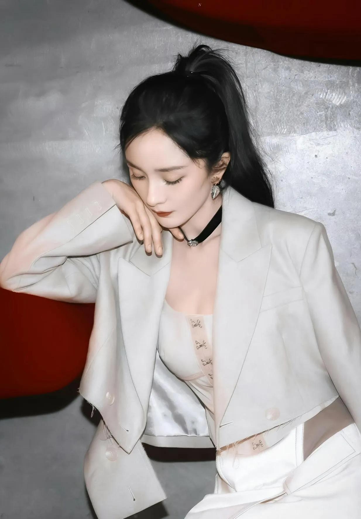 杨幂的西装穿搭也太会了！
 
杨幂这身西装造型直接封神！短款浅灰西装搭配白色短裙