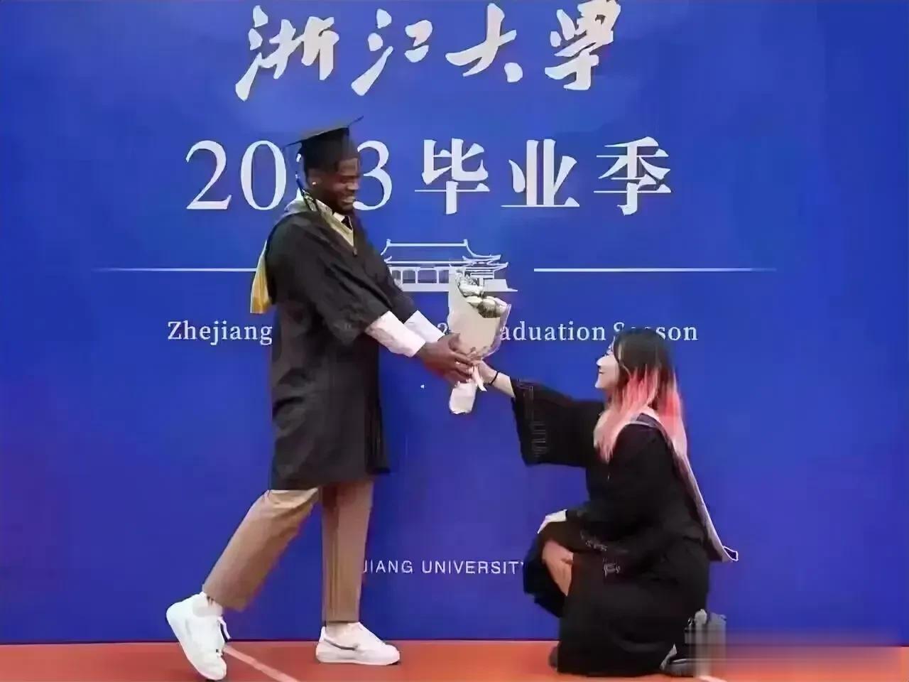 向黑人求婚？看到这样的新闻，你舒服不……

毕业季惊现跨国求婚，听说浙大2023