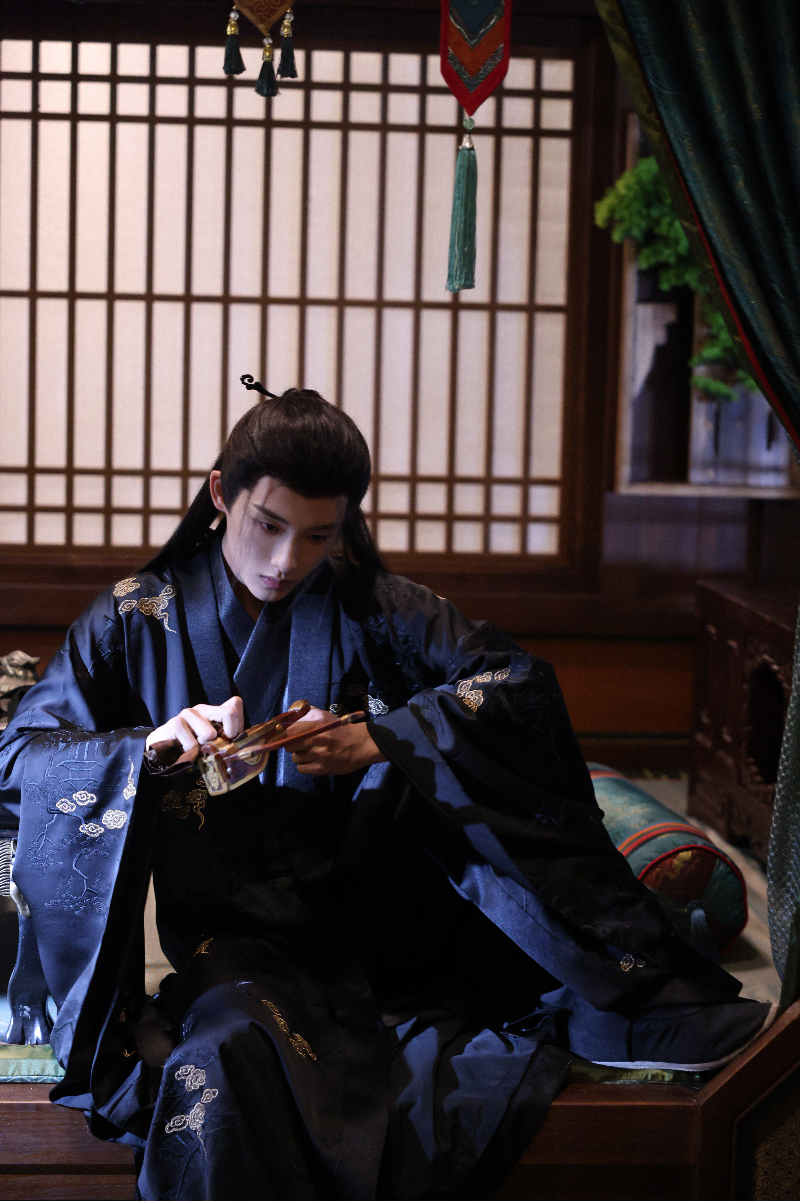 董思成 《良陈美锦》叶限▷造型5-披发+黑衣 