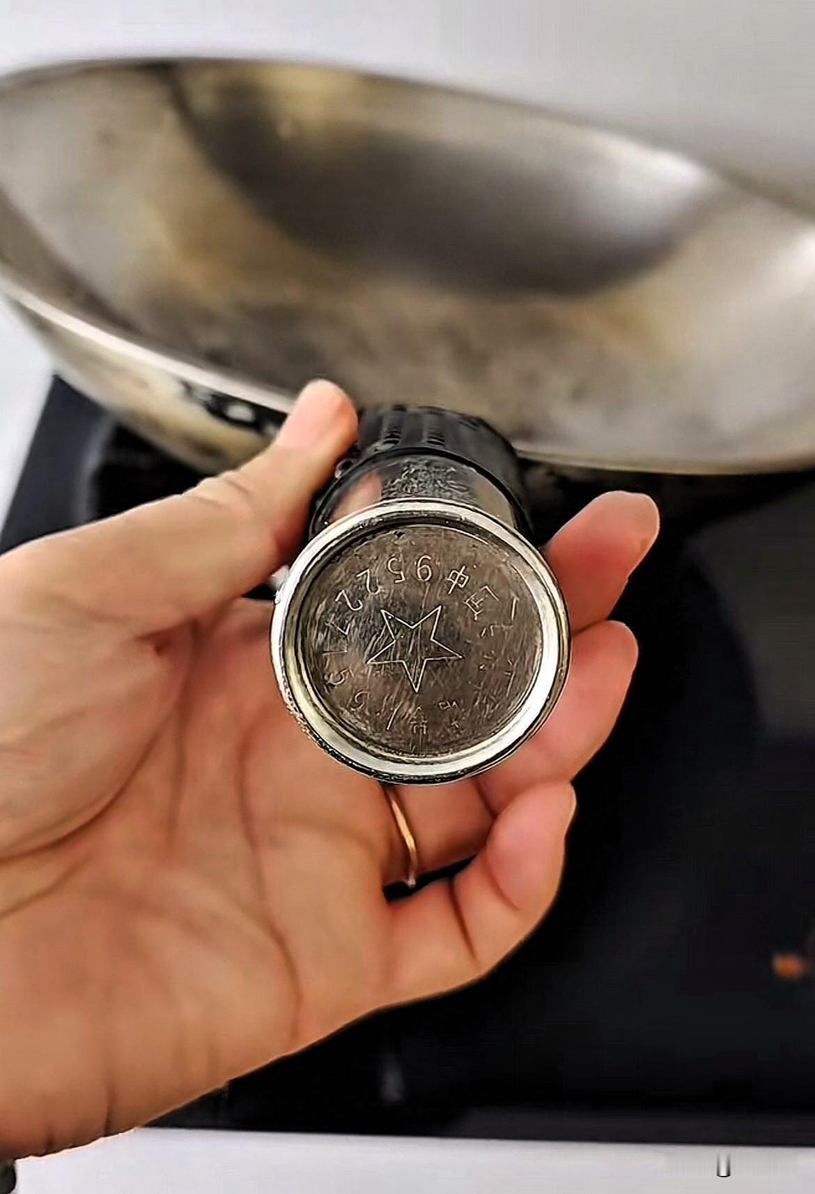 这谁能想到！一个国货老品牌铁锅质量太好，女子用了20年不粘锅不生锈，真是一锅传三