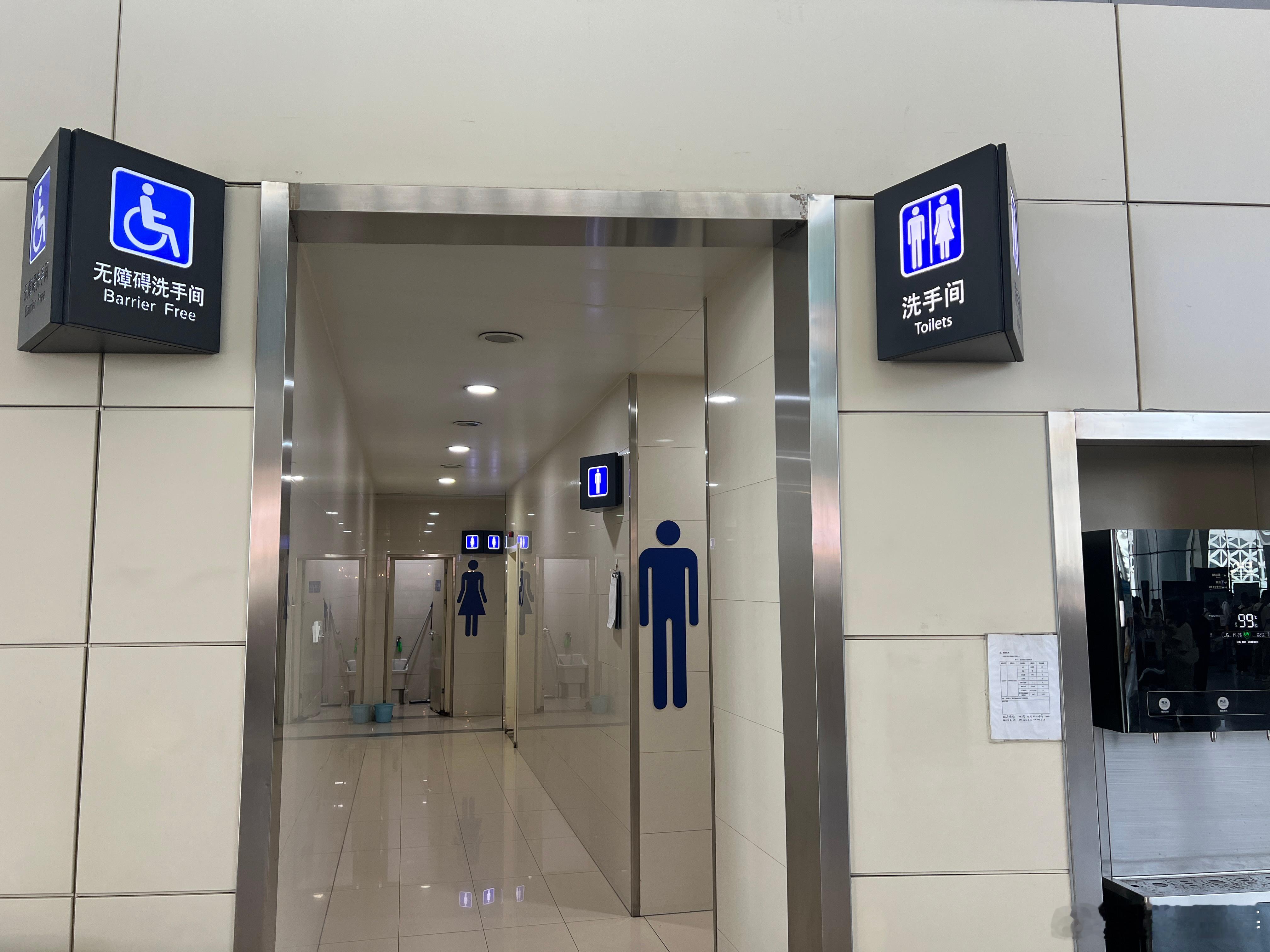 《误闯》      在兰州机场办完登机牌去个洗手间，男女厕还是容易分辨的。进了男