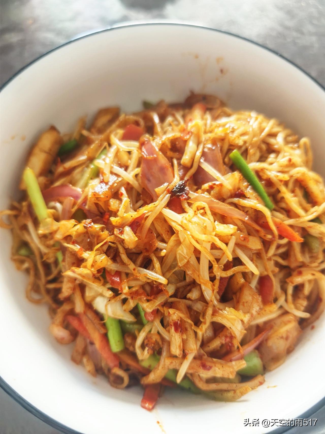 今天中午饭，家庭版炒细面[笑哭]惯例在来几瓣蒜，这是不变的规矩。