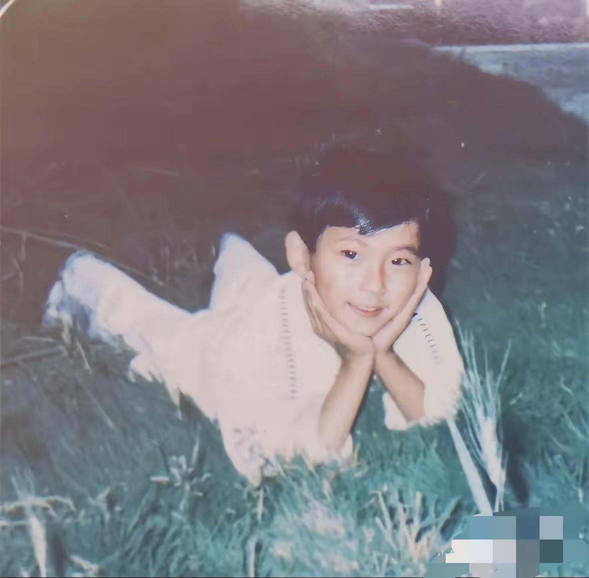 原来于胧胧小的时候就这么好看了，​还以为他是成名之后捯饬的，​没被星探挖掘成为童