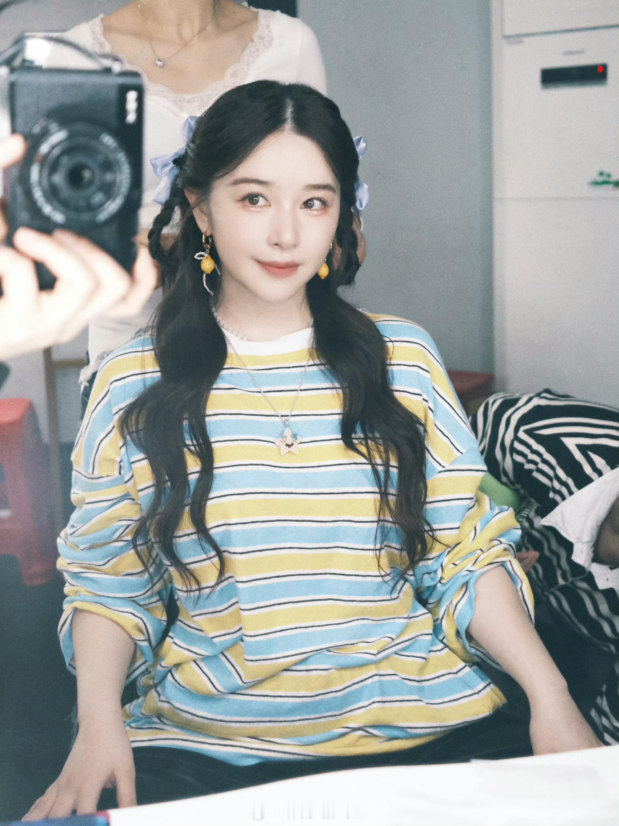 派酱安利 阚清子新妆造双马尾垂耳兔造型也太美萌了吧～黄蓝条纹无敌元气，状态超赞！