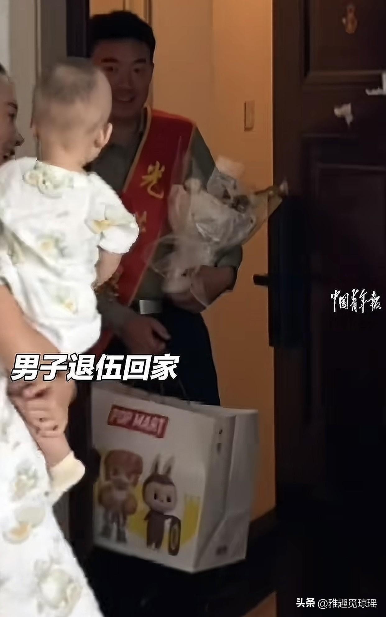 太逗了！河北沧州一位退伍兵哥哥终于回家啦！妻子一开门，激动得直跺脚。兵爸爸伸手接