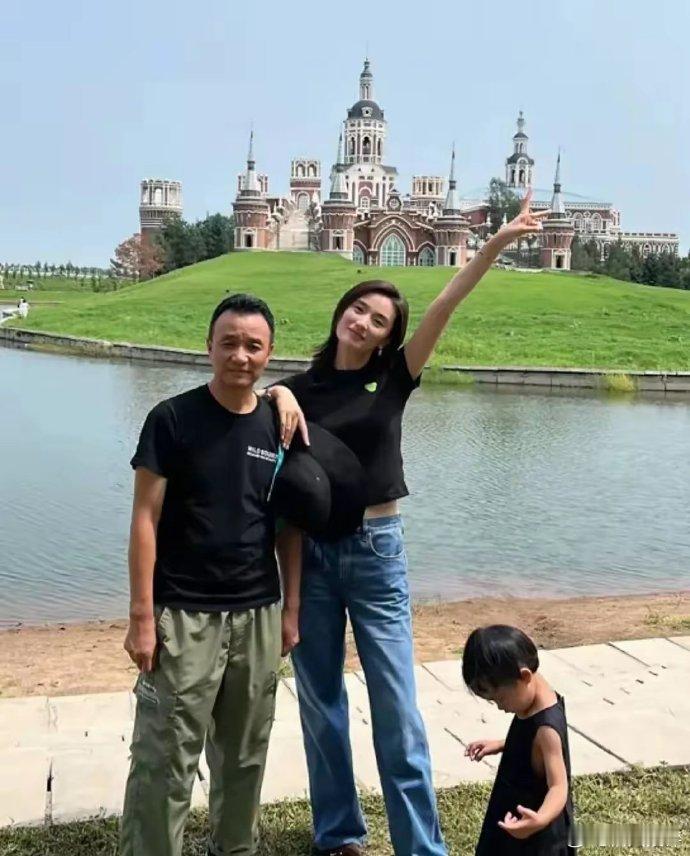 海哈金喜在李亚鹏欠那么多债务的前提下，依然不降低生活标准，而且带着父亲女儿四处旅