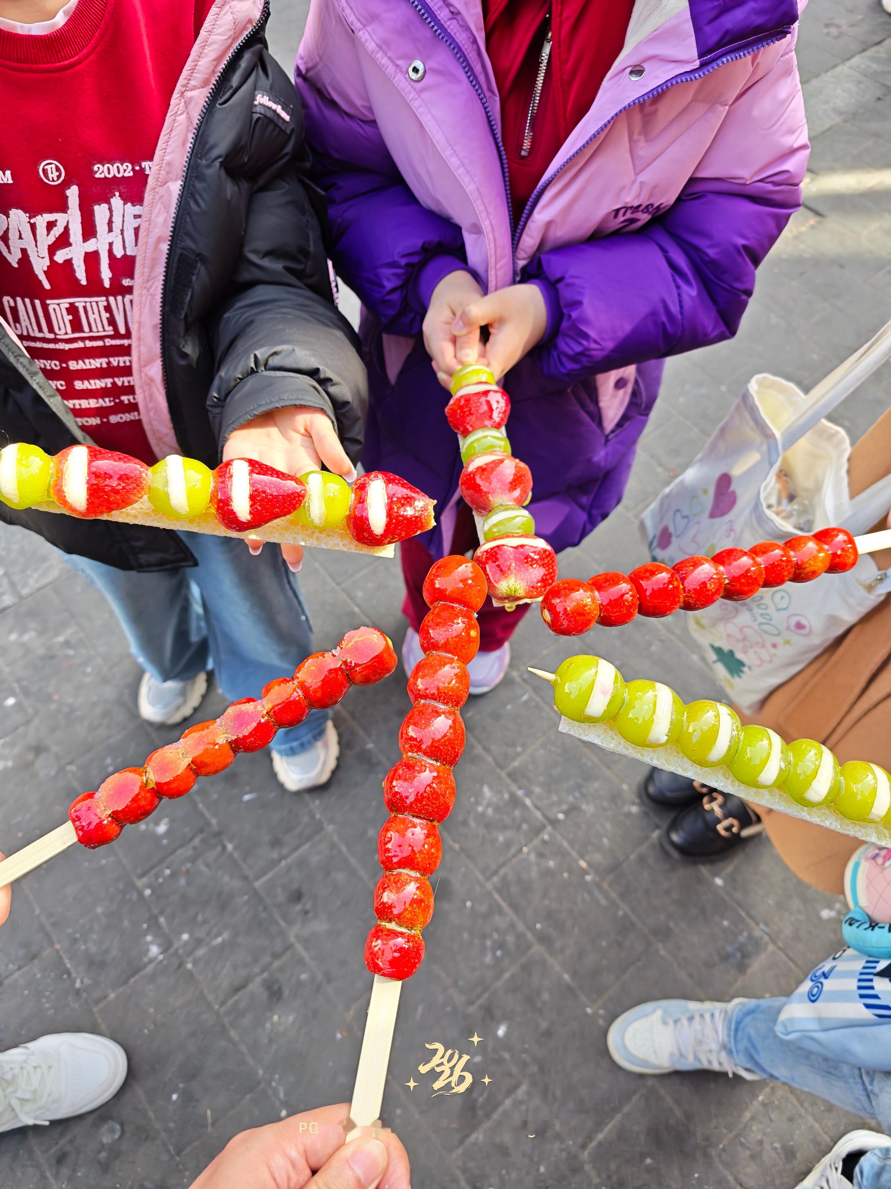 草莓价格跌至1元一斤前几天过年时去滨江道逛街，草莓的糖堆儿还真就是一块钱一串。当