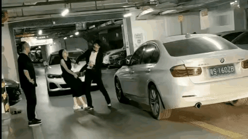 简直太狠了，女人打女人真的可以这么疯癫！广东东莞一地下车库，两名女子上演了一场“