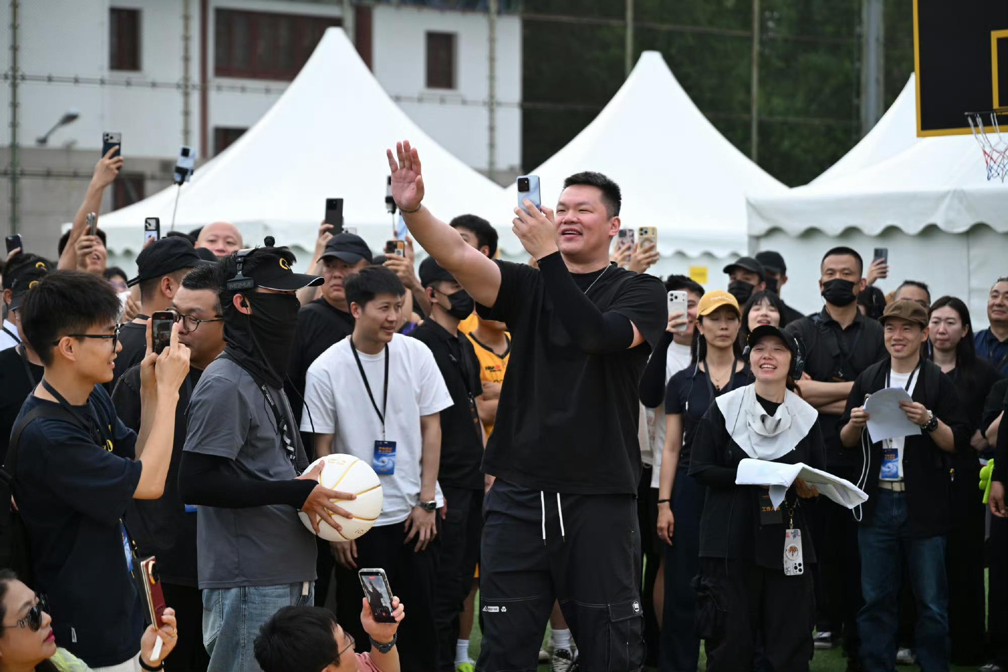 iQOOxNBA高校篮球赛决赛现场氛围感拉满！传奇三分王朱芳雨迎战高校新锐，赛前
