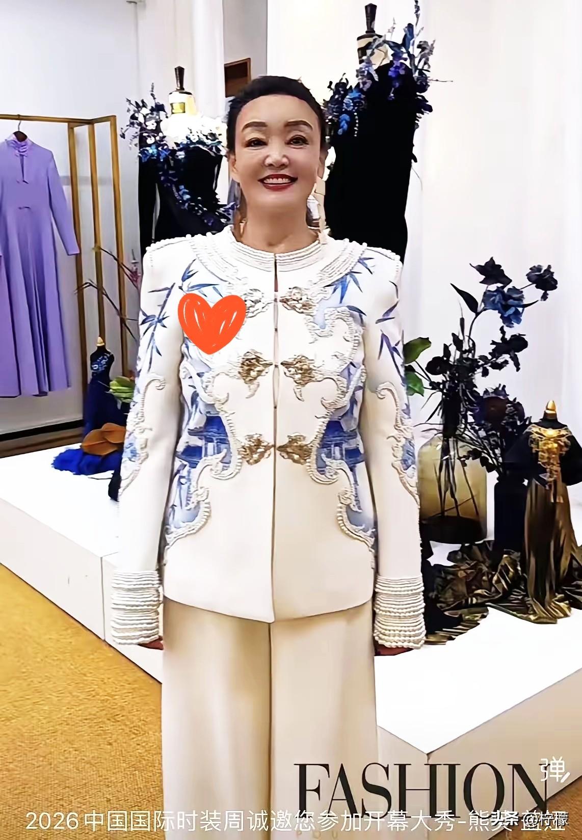 真的是万万没想到啊！
都已经67岁的张兰，
居然收到了国际时装周的邀请！虽说这个