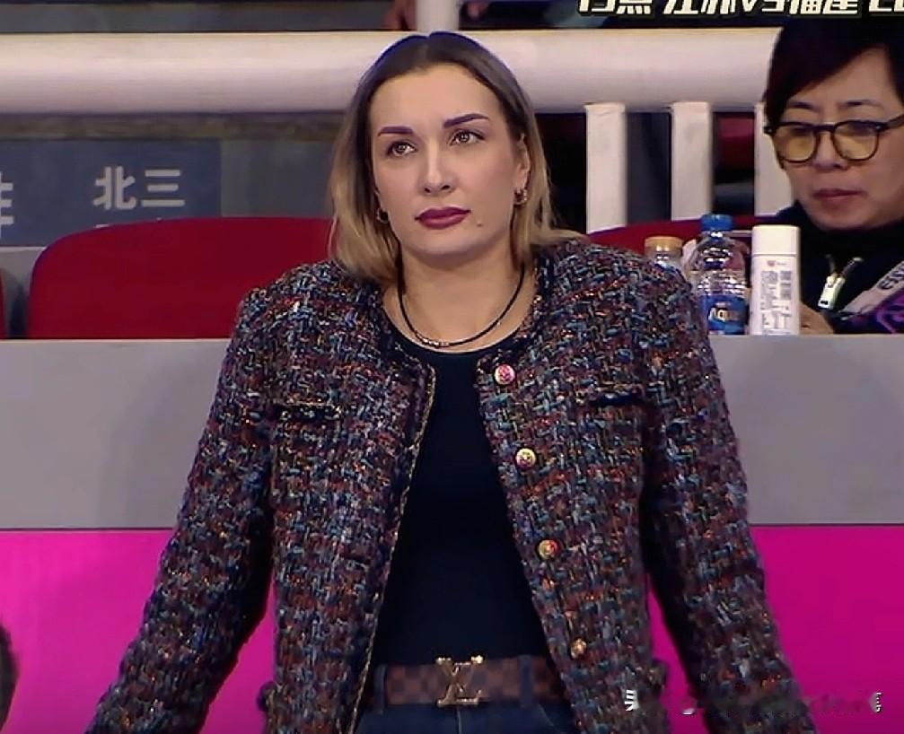 与山东女排激战的上海女排替补队员快打疯了[呲牙]。瞧，杨舒茗笑眯眼了，黄悦鑫笑开