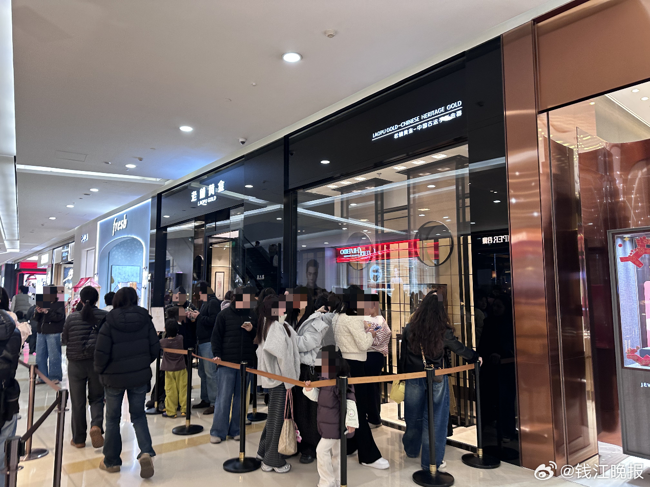 【#涨价后老铺黄金依旧排长队#】杭州网友小莎今天起了个大早，查询了老铺黄金官旗店