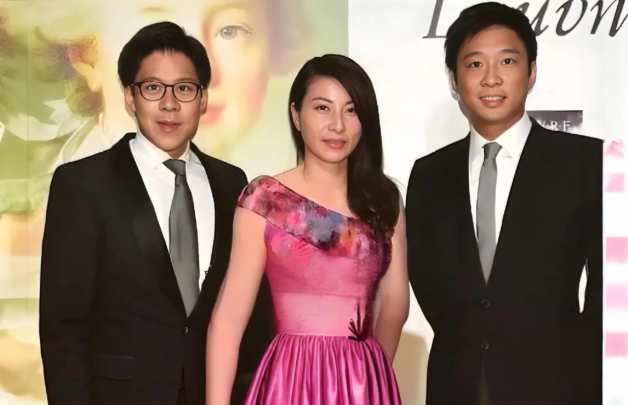 被问及嫂子，他只说： “全家都以她为荣。”

简短八字，却重若千金。某次家族合照