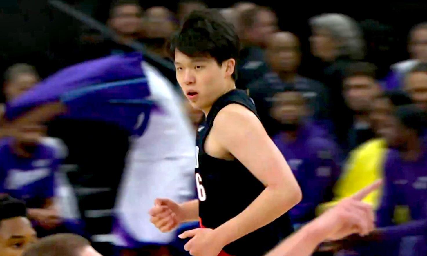 杨瀚森出战15分钟2投1中得3分却被吹6次犯规。虽然瀚森在菜鸟赛季就摘得CBA最