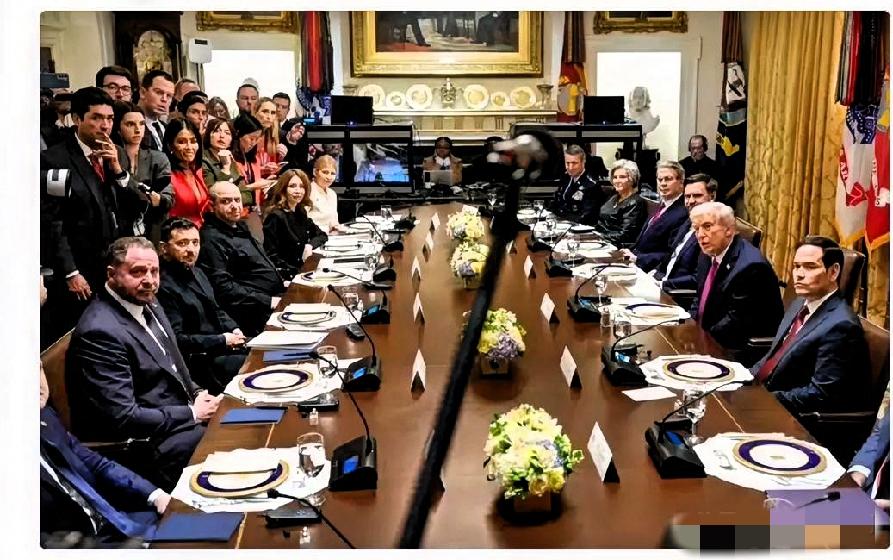 从表象上看，中俄是同盟，俄美是对立的。但从实际战略来看，中俄才是死对头，美国是一